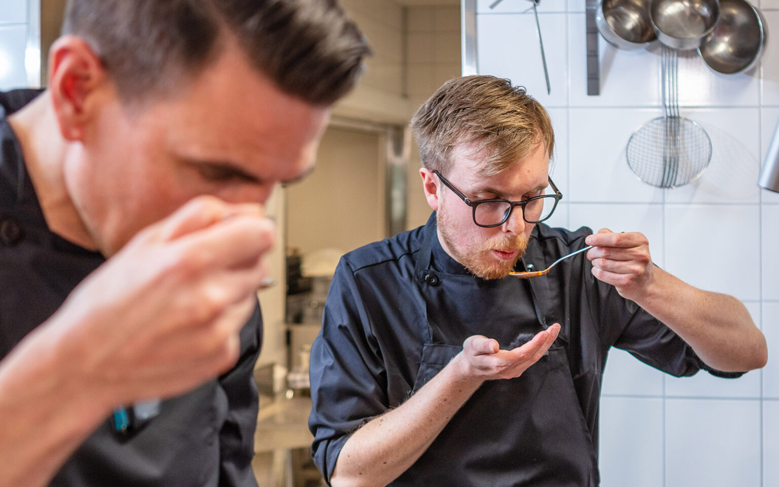 Johan och Johan i Helsingborg testsmakar lasagne med Anamma Formbar Vegofärs.