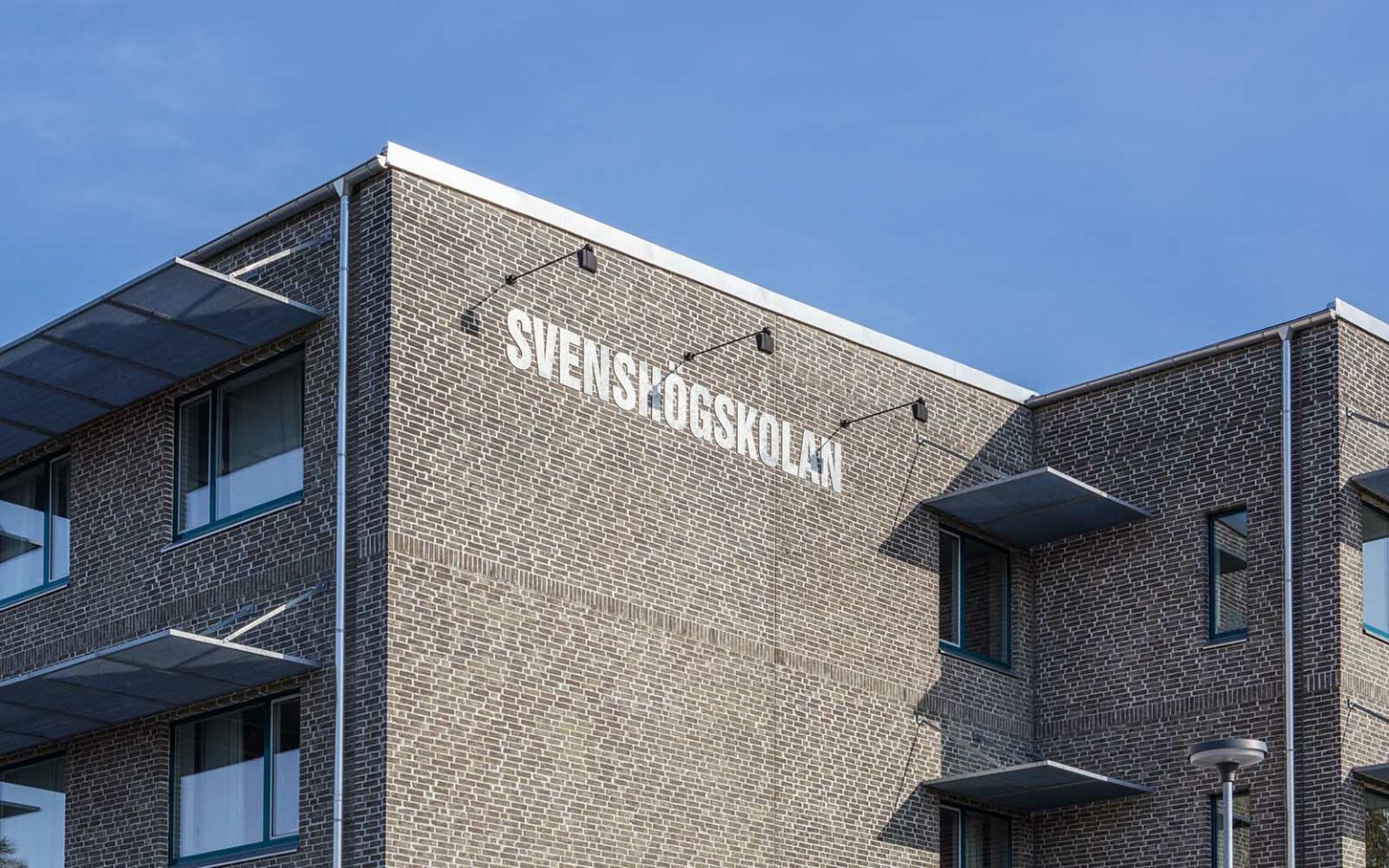Fasaden till Svenshögskolan.