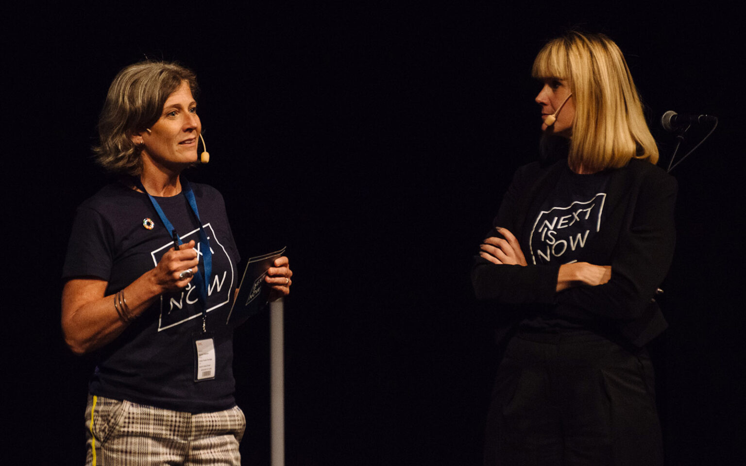 Agneta och Sara diskuterar på scenen.