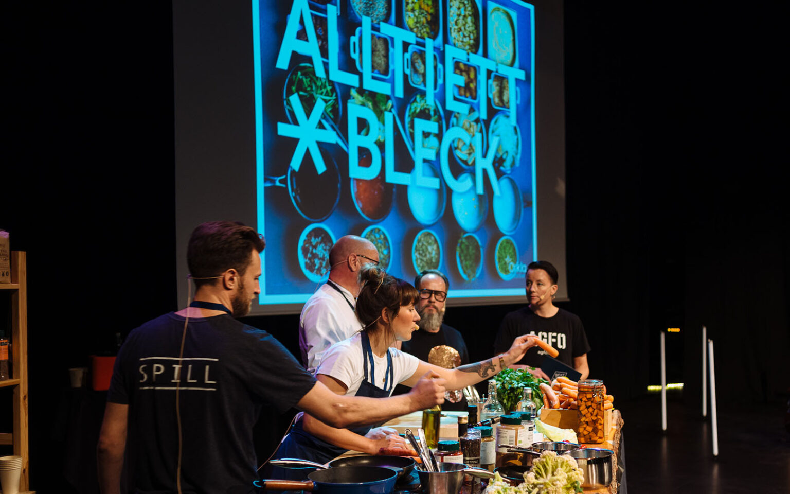 Cookalong på scenen med Allt i ett bleck-konceptet på skärm i bakgrunden.