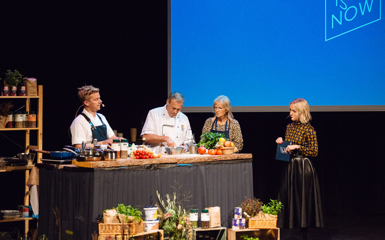 Cookalong på scenen med flera deltagare.