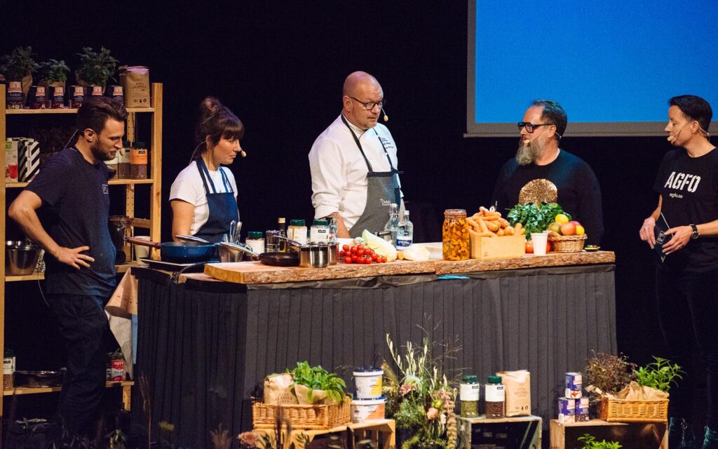 Cookalong med fem personer på scenen.