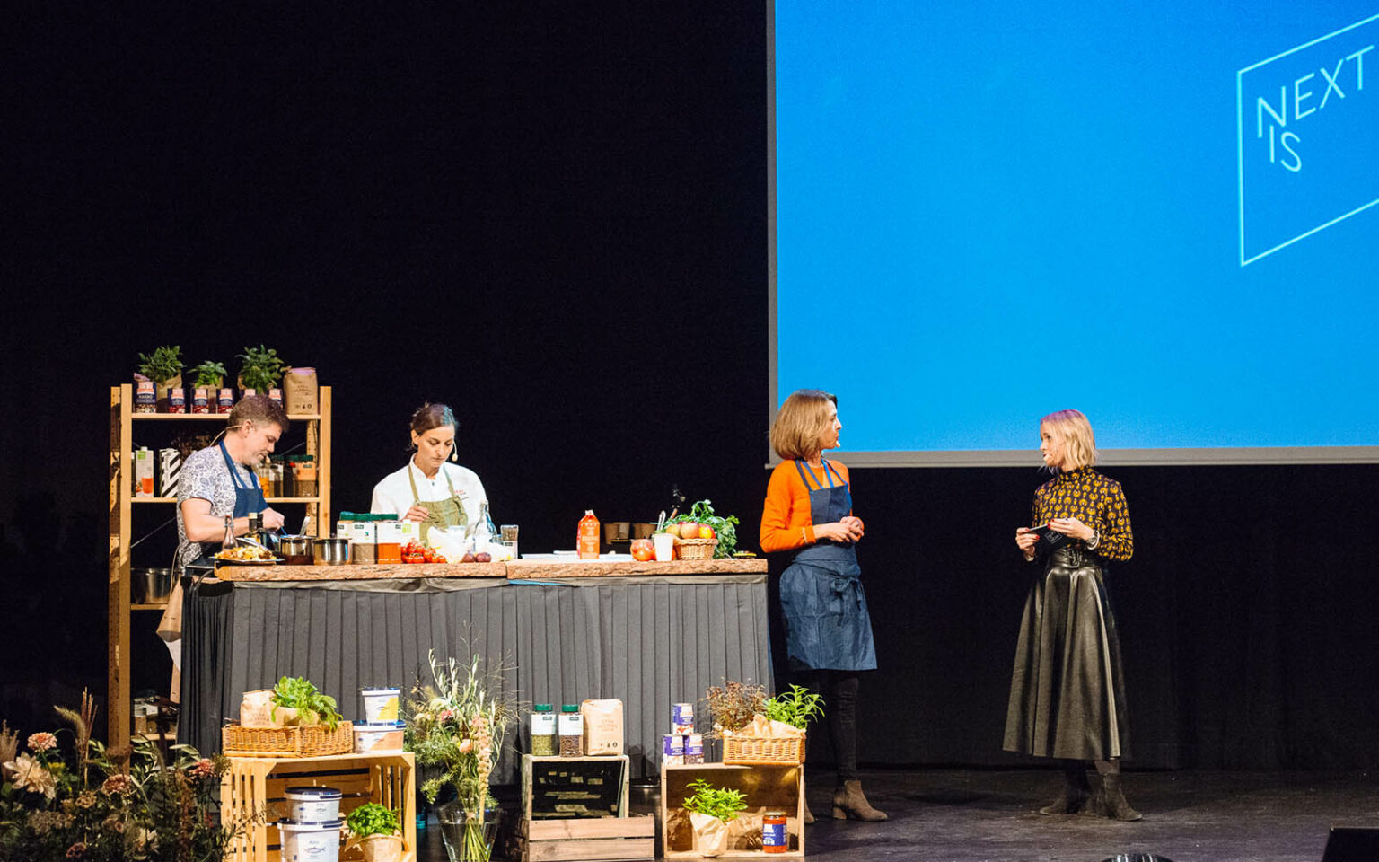 Fyra personer på scenen under en cookalong.