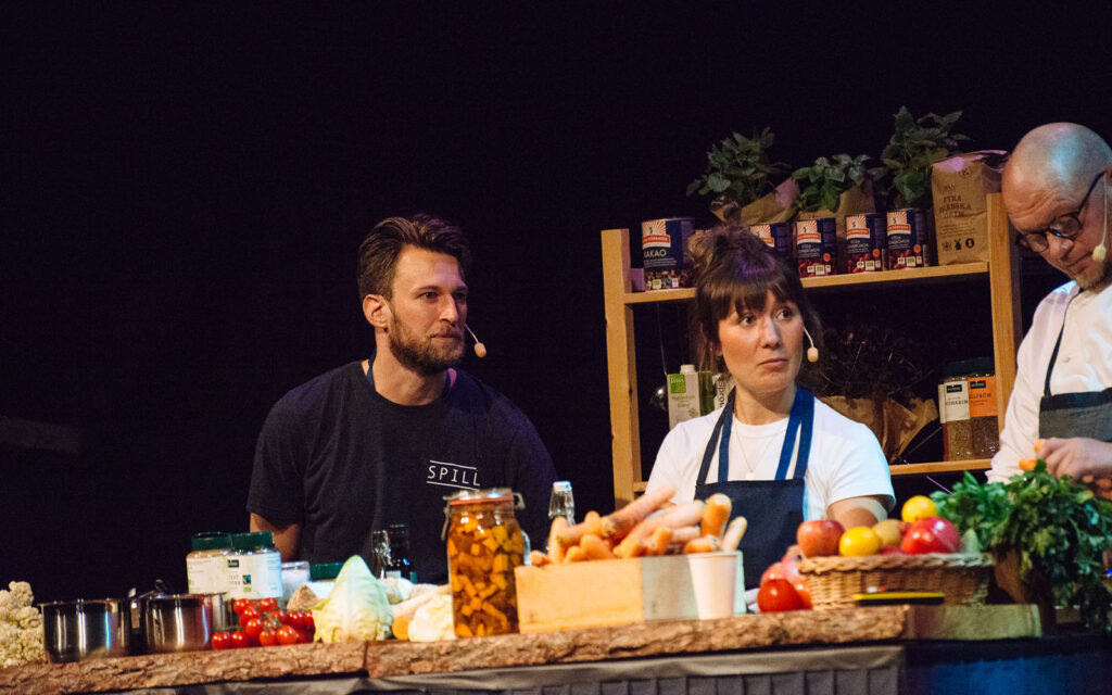 Erik, Josefine och Johan på scenen vid köksbänk under cookalong.