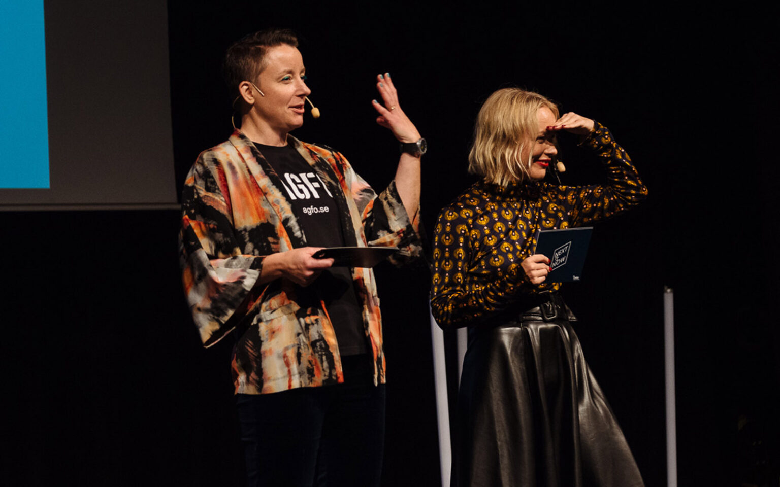 Lovisa och Karin som moderatorer på scenen.