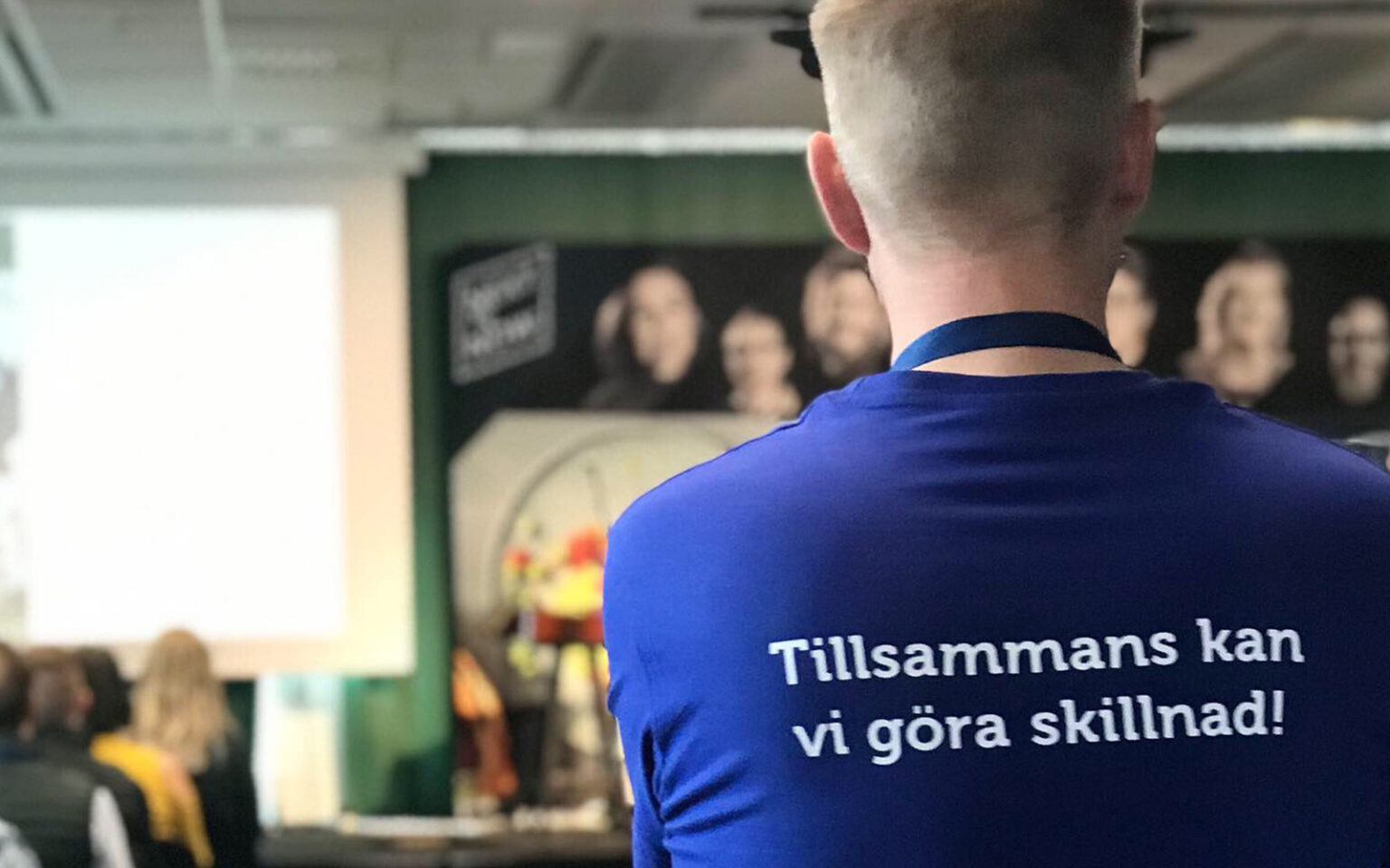 Ryggtavla med texten Tillsammans kan vi göra skillnad.