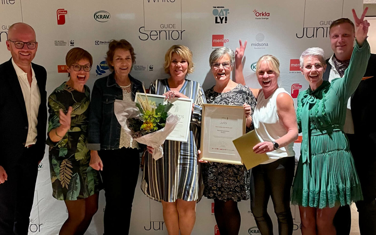 Människor från Orkla FoodSolutions och Mariebergsskolan i Örebro, poserar tillsammans. Mariebergsskolan har precis vunnit Årets Gröna Måltid 2022 på White Guide Junior-galan.