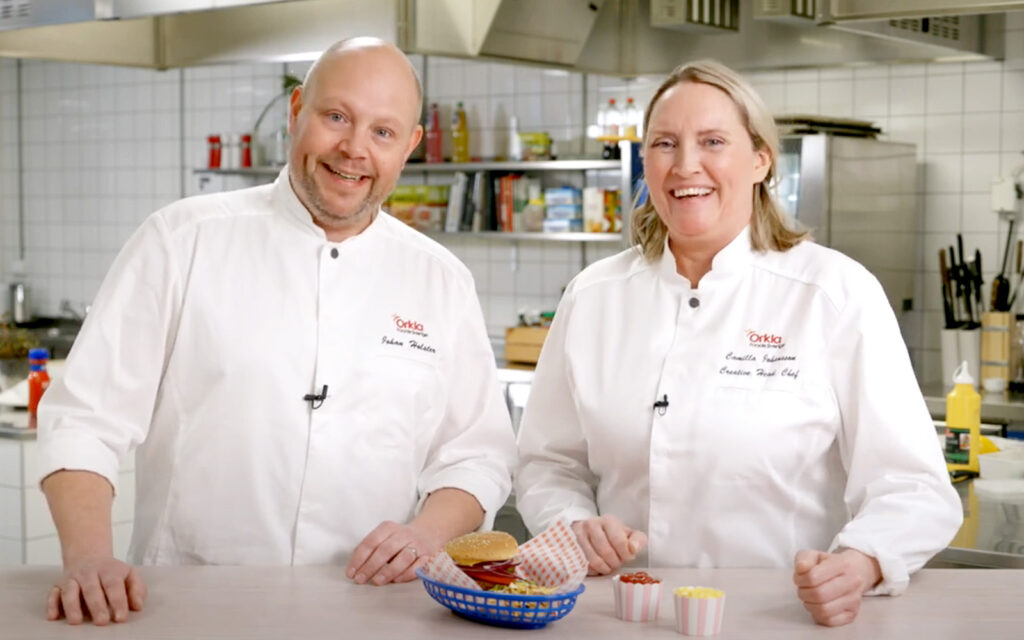 Johan Holster och Camilla Sump Johansson i köket. De har sina kockkläder på sig.