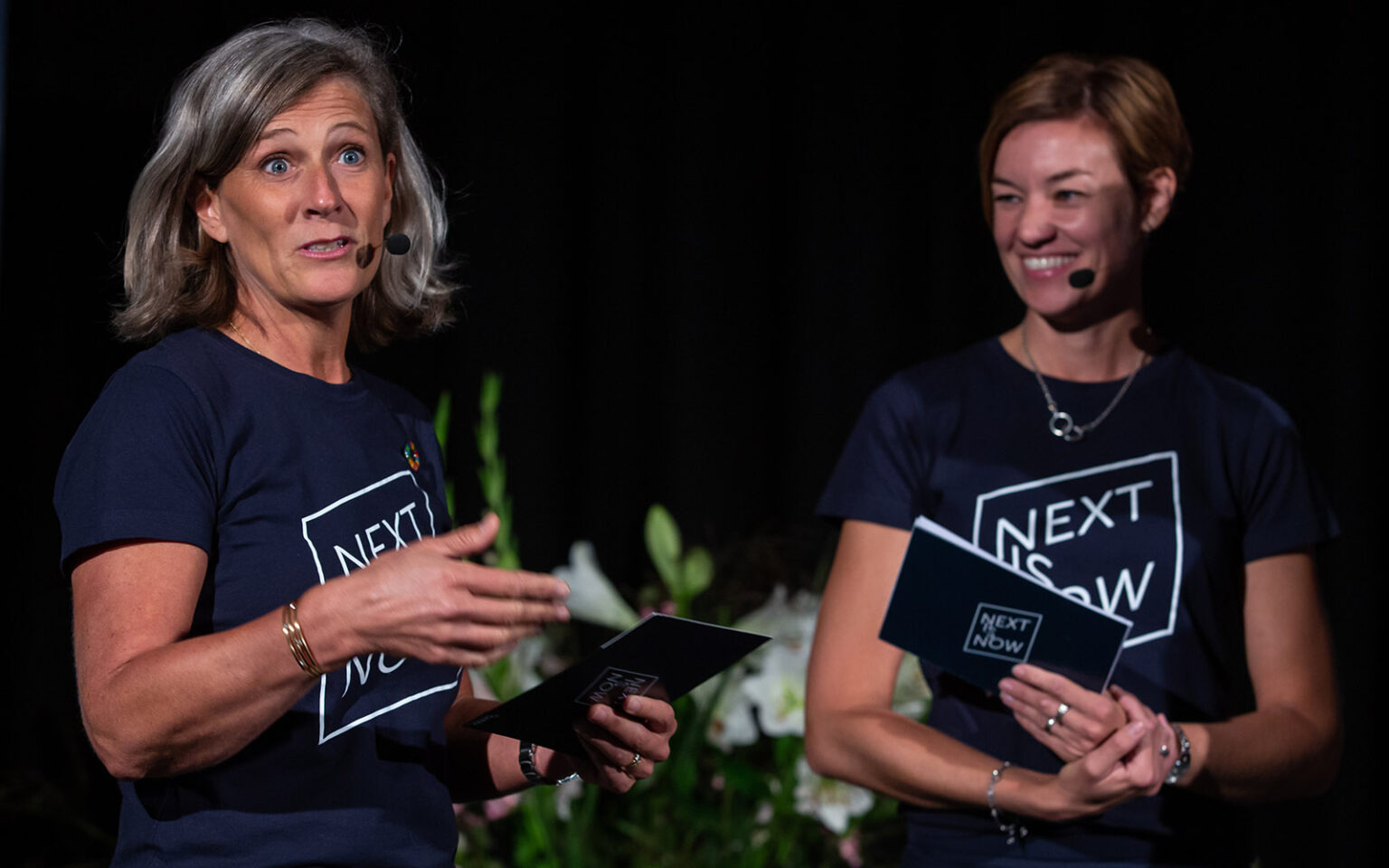 Agneta Påander och Ellinor Persson på scenen.