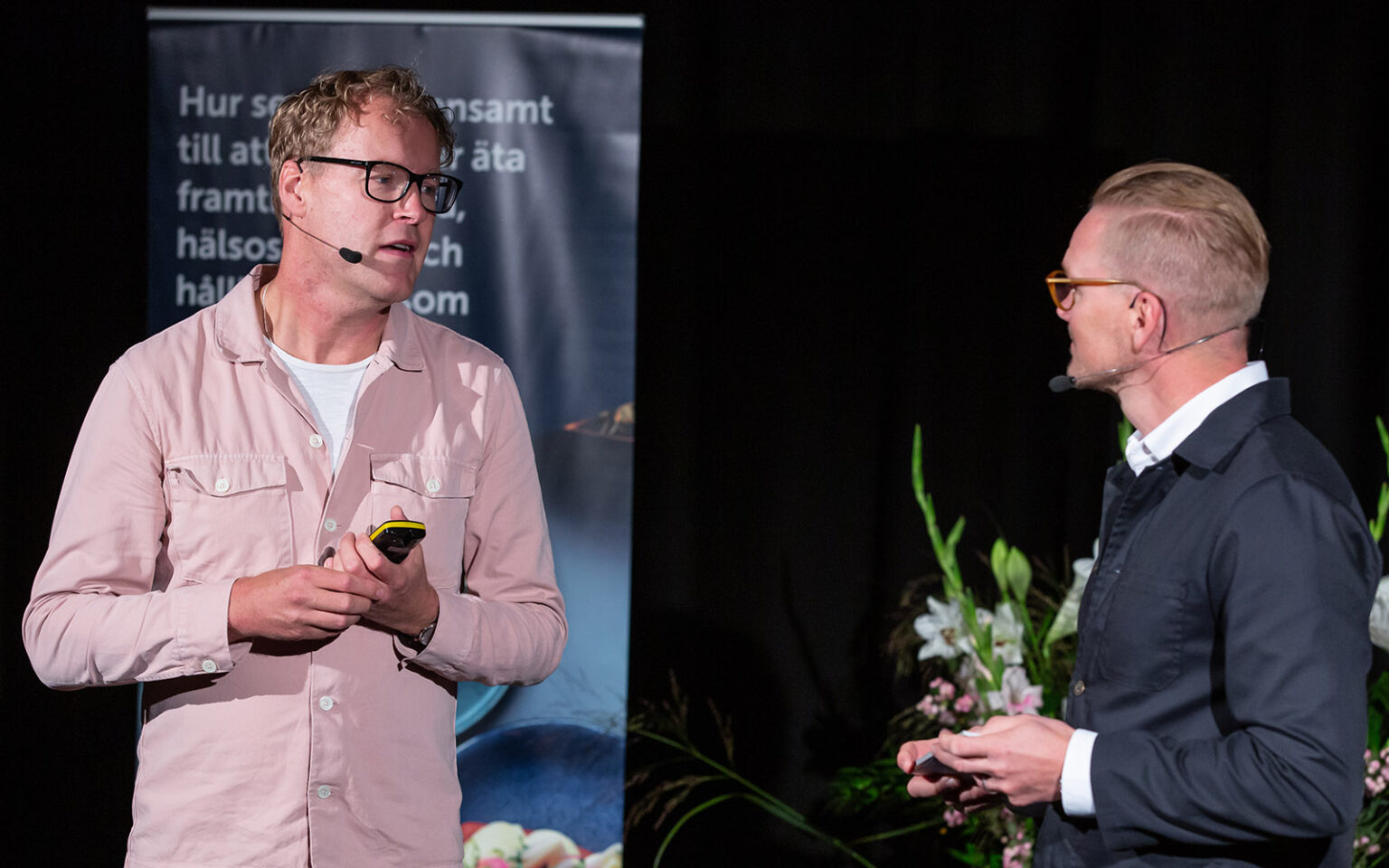 Lennart Wallander och Jens Dolk på scenen.