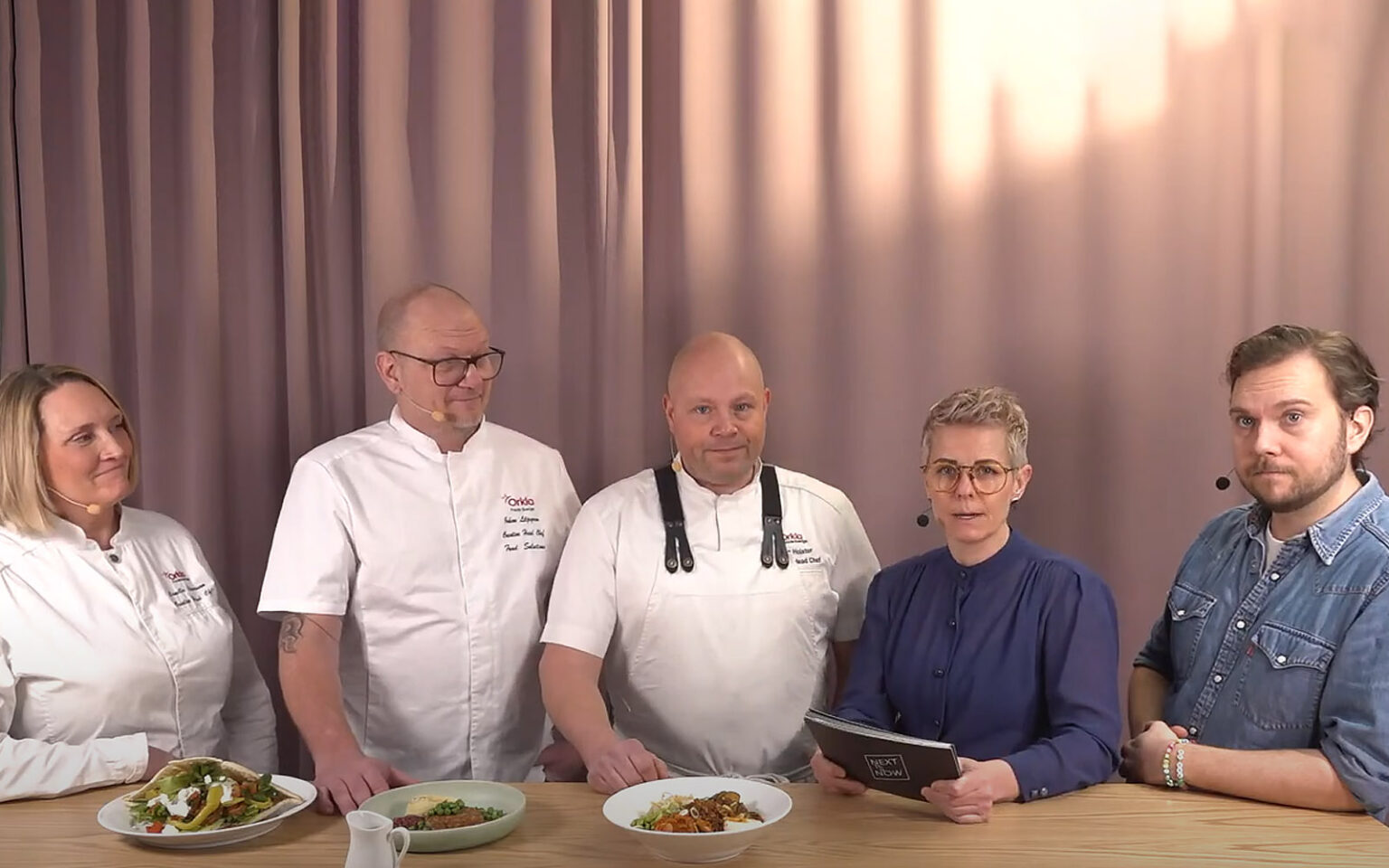 Camilla, Johan och Johan presenterar sina maträtter för Ann och Gustav.