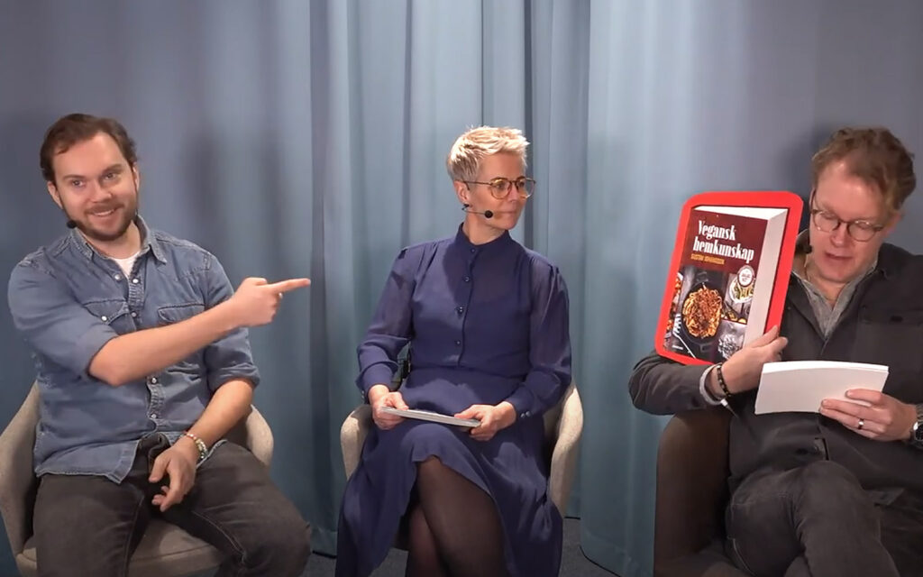 Gustav, Ann och Lennart presenterar Gustav "Jävligt Gott" Johanssons kokbok Vegansk Hemkunskap.