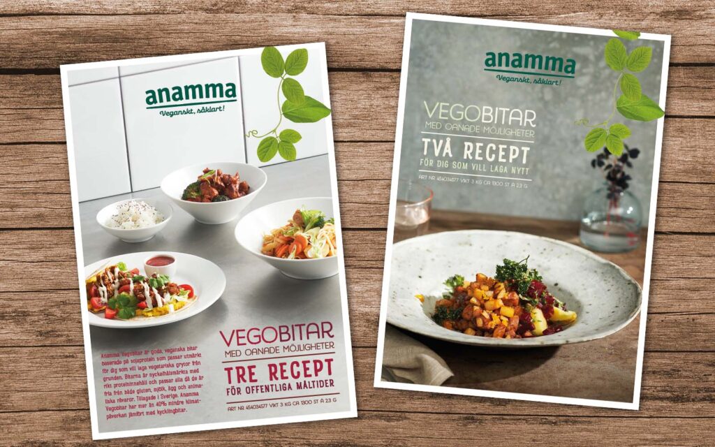 Två bilder på inspirationsblad med recept gjorda på Anamma Vegobitar, liggandes på träbakgrund. En är för offentlig restaurangverksamhet och en för privat restaurangverksamhet.