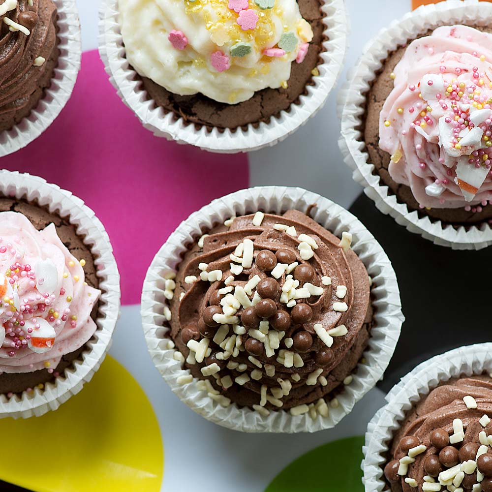 Chokladmuffins med topping gjord på Ekströms mousser och olika strössel.