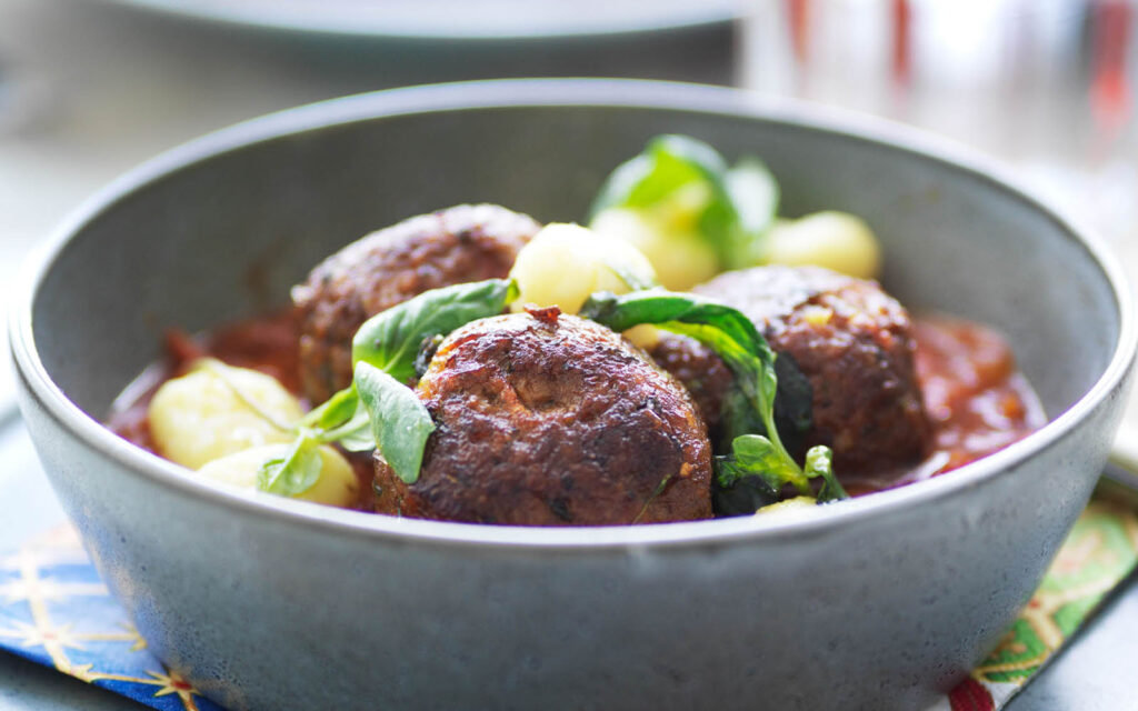 Märbild på vegetariska biffar i en skål, gjorda på Anamma Formbar Vegofärs.