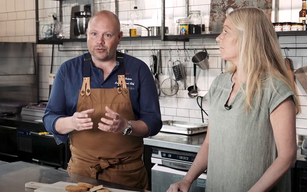 Kocken Johan och Produktchefen Carina i köket.