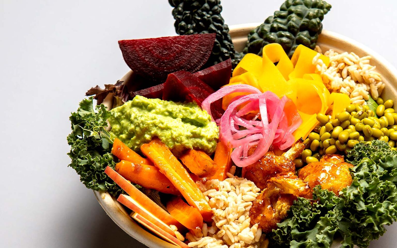 Bowl med massvis av grönsaker och vegetariskt protein.