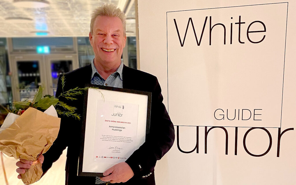 Michael från Annerstaskolan i Huddinge som precis vunnit Årets Gröna Skolmåltid 2021 på White Guide Junior-galan.