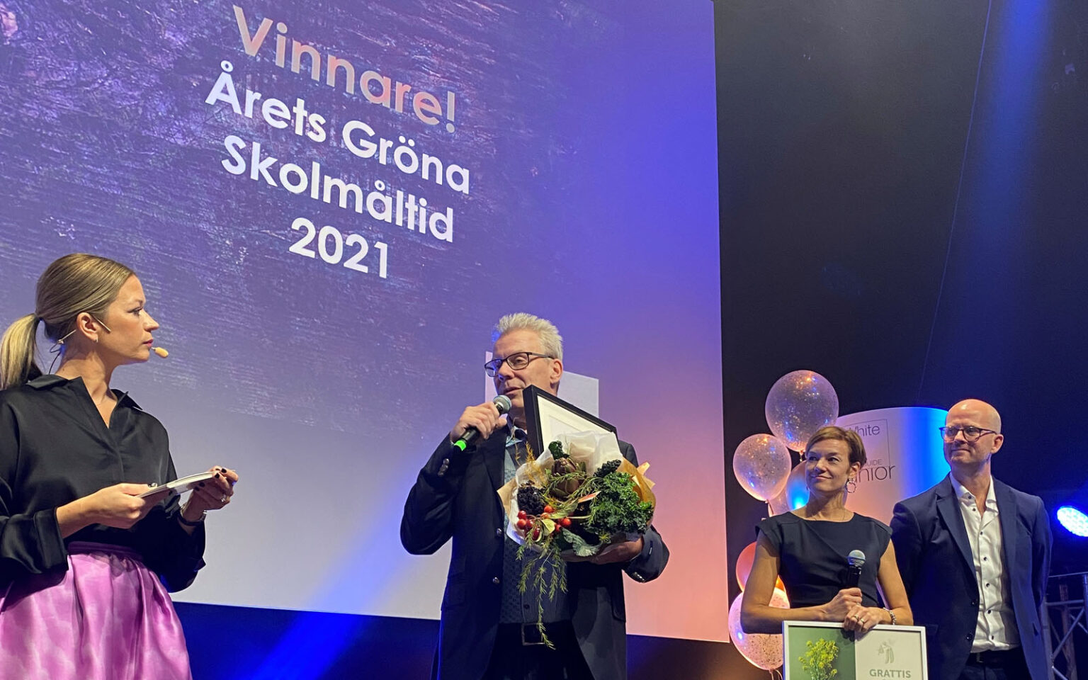 Annerstaskolan hämtar pris på scenen för Årets Gröna Skolmåltid på White Guide Junior-galan 2021.