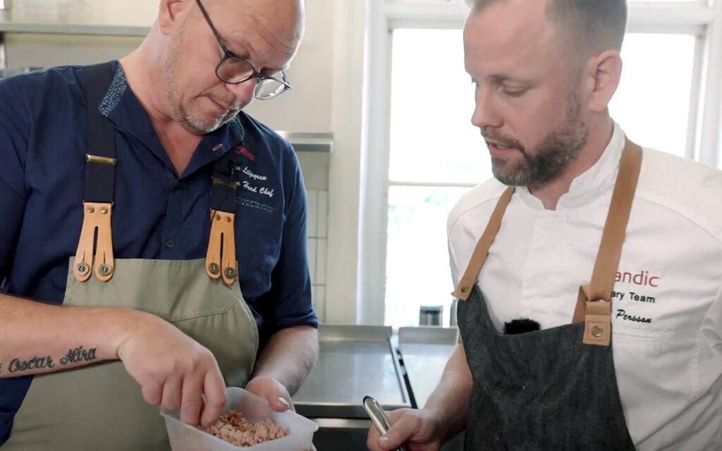 Kockarna Johan Liljegren och Robert Persson i köket.