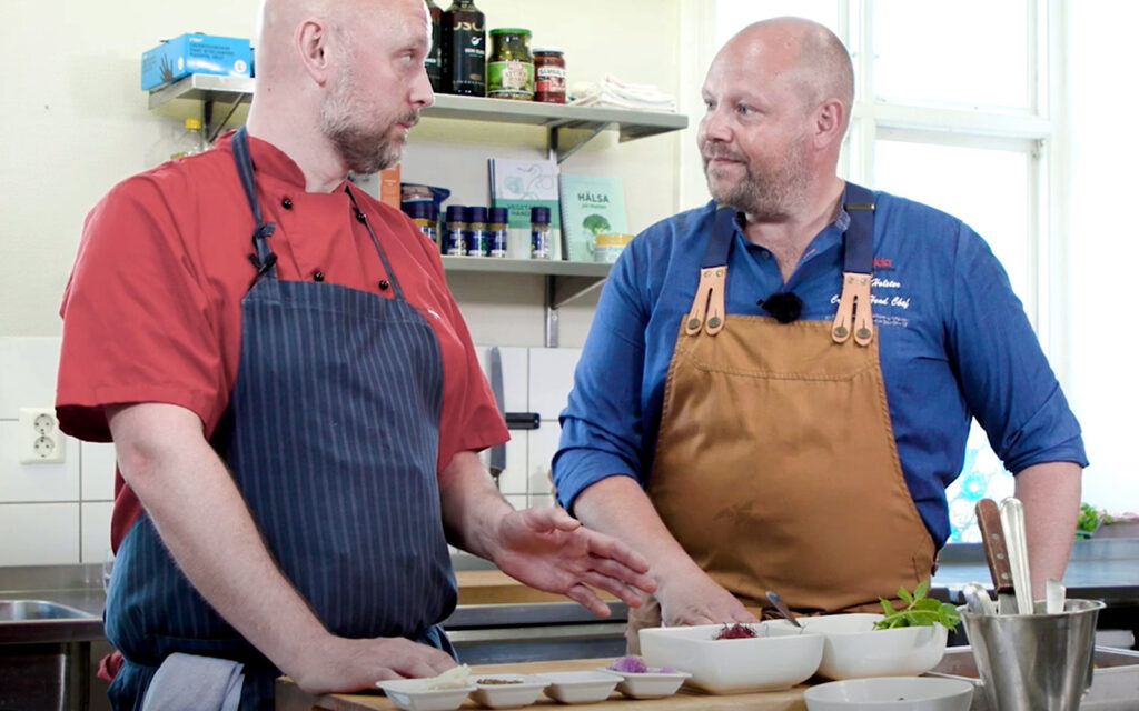 Kockarna Anders och Johan i köket.