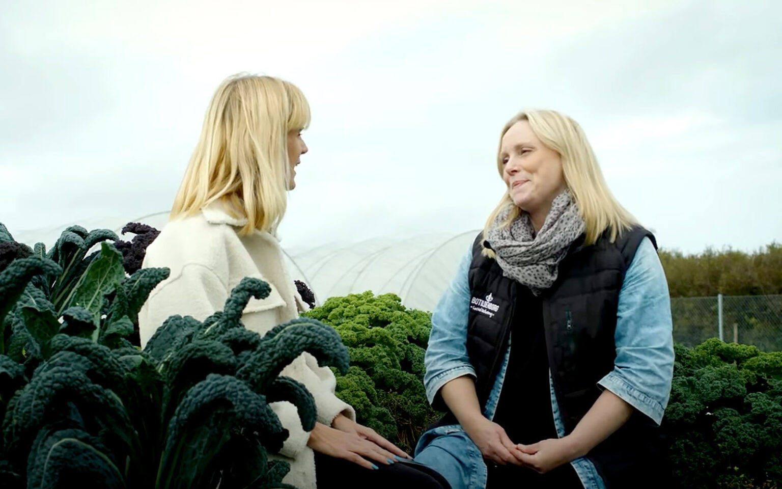 Sara och Lena utomhus på Botildenborg.