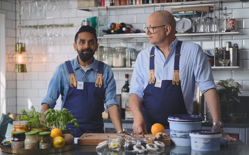 Christoffer och Johan är i köket och fixar sill till Smarta Julbord.