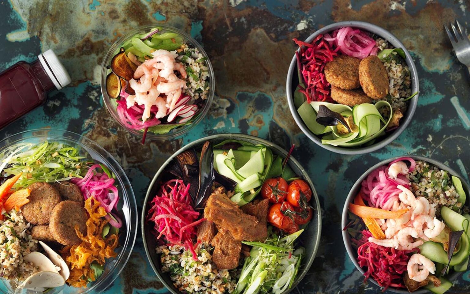 Bestseller Bowls med Anamma Pulled Vego, Hållö Handskalade räkor och Lecora Falafel.