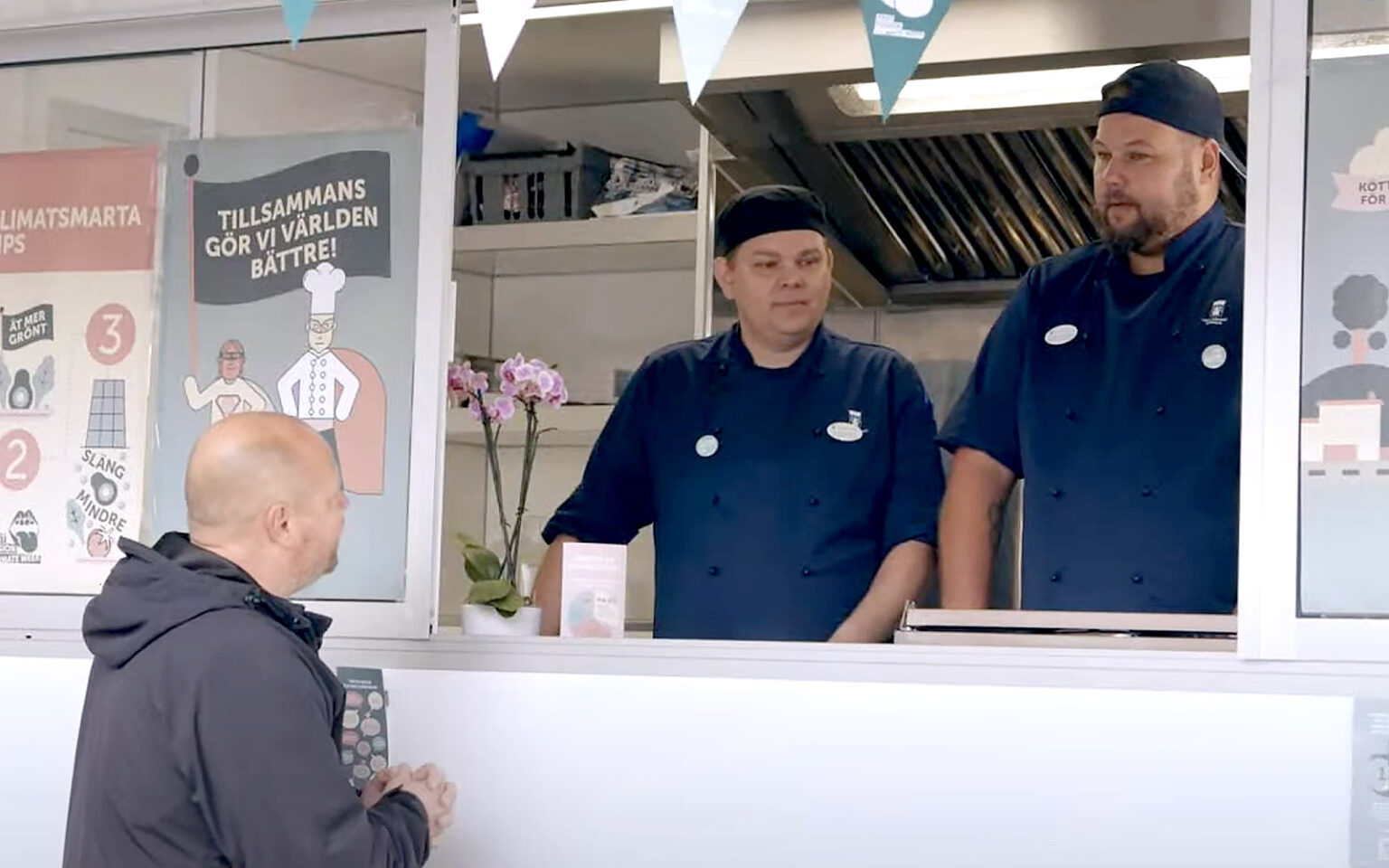 Johan står vid en foodtruck i Trelleborg.