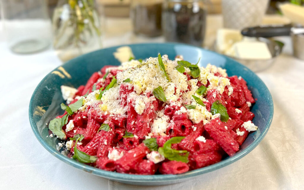 Skål med rosa Barbie-pasta.