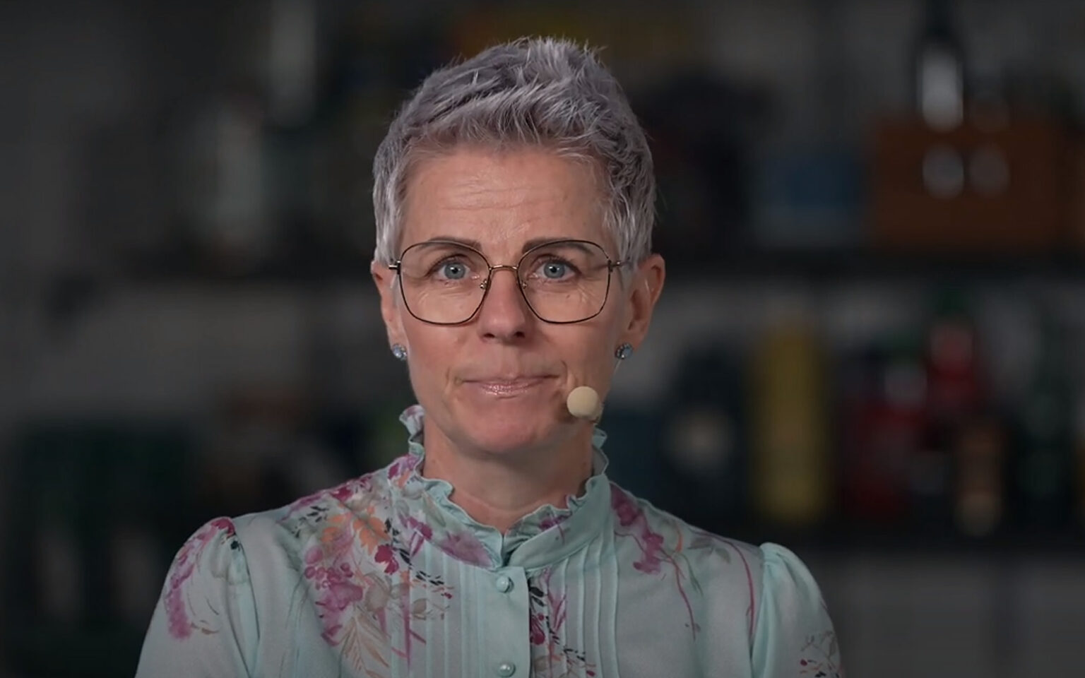 Ann Rebenstam med mikrofon i sändning.