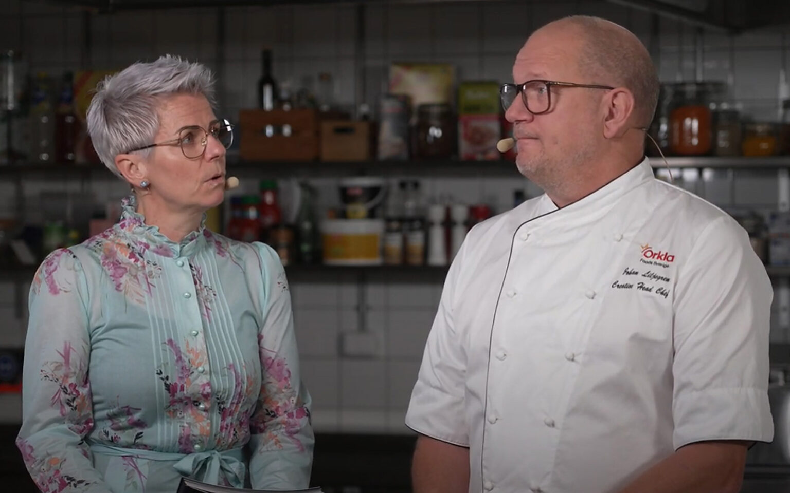 Ann Rebenstam och Johan Liljegren står i ett kök.