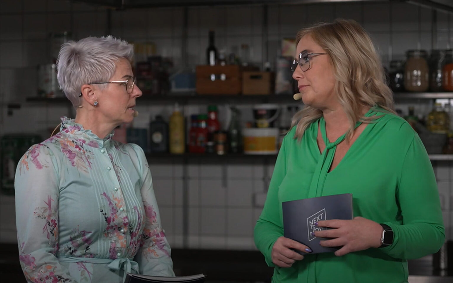 Ann och Kersti samtalar i ett kök.