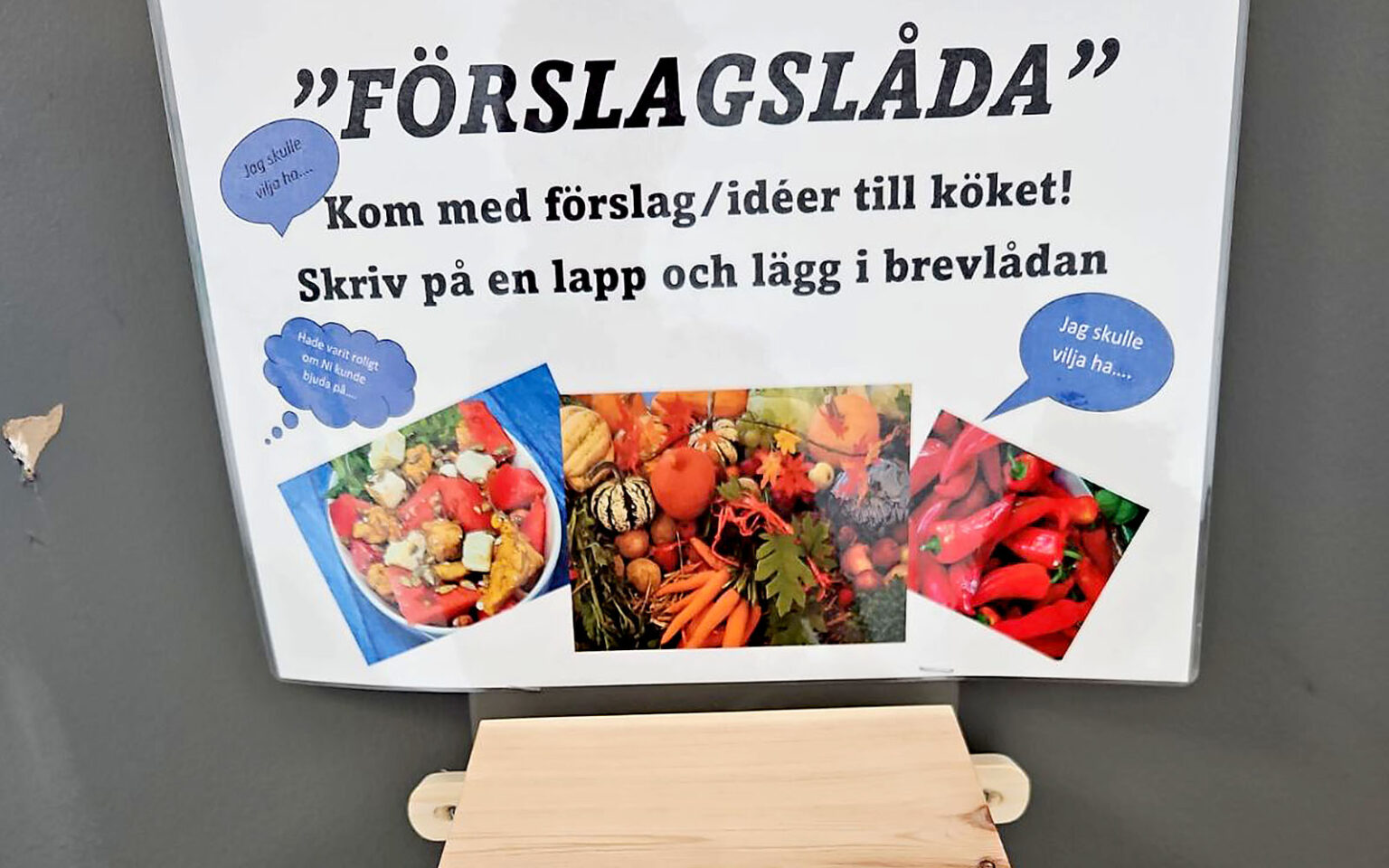 Närbild på förslagslåda i skolrestaurang.