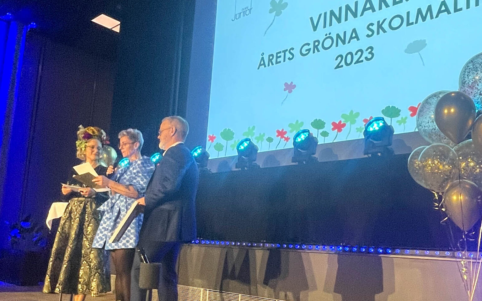 Ann och Göran på scenen och presenterar vinnarna av Årets Gröna Skolmåltid 2023.