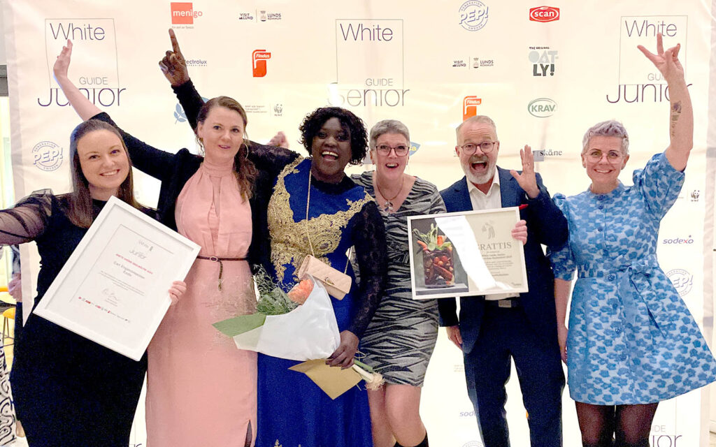 Vinnarna av Årets Gröna Skolmåltid på White Guide Junior-galan 2023. Tillsammans med Ann och Göran från Orkla FoodSolutions.