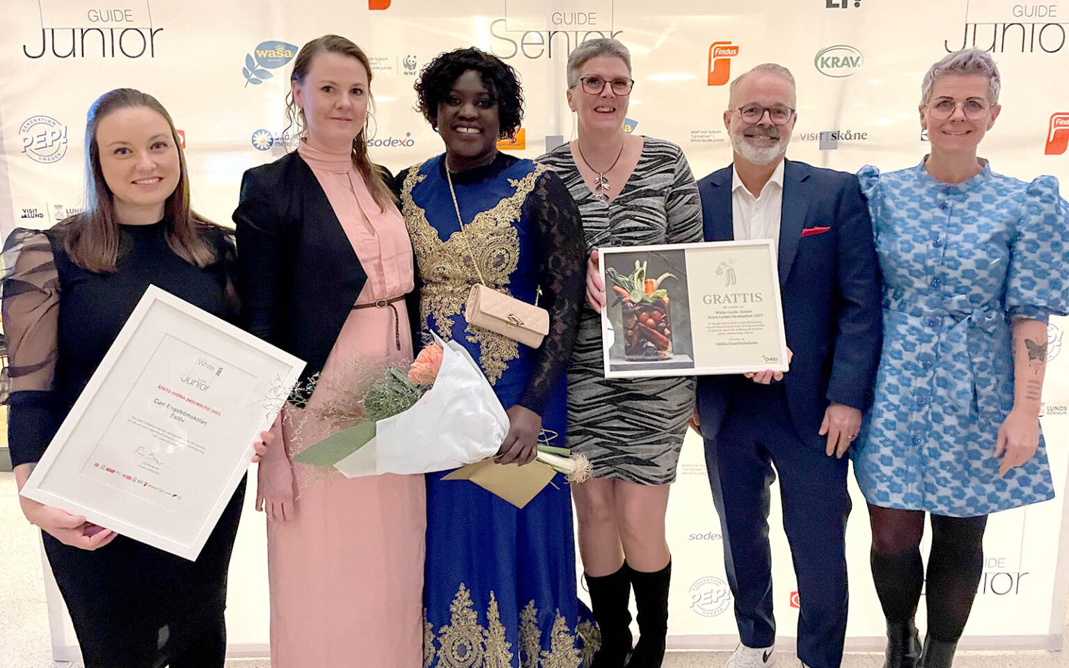Vinnarna av Årets Gröna Skolmåltid på White Guide Junior-galan 2023. Tillsammans med Ann och Göran från Orkla FoodSolutions.