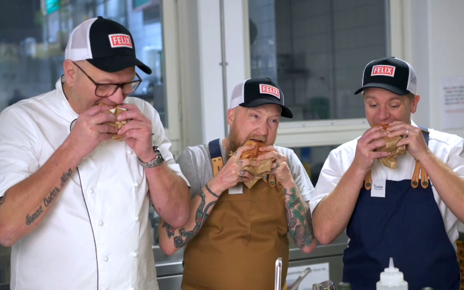 Johan, Mattias och Marcus smakar på Burgerdudes egen burgare.