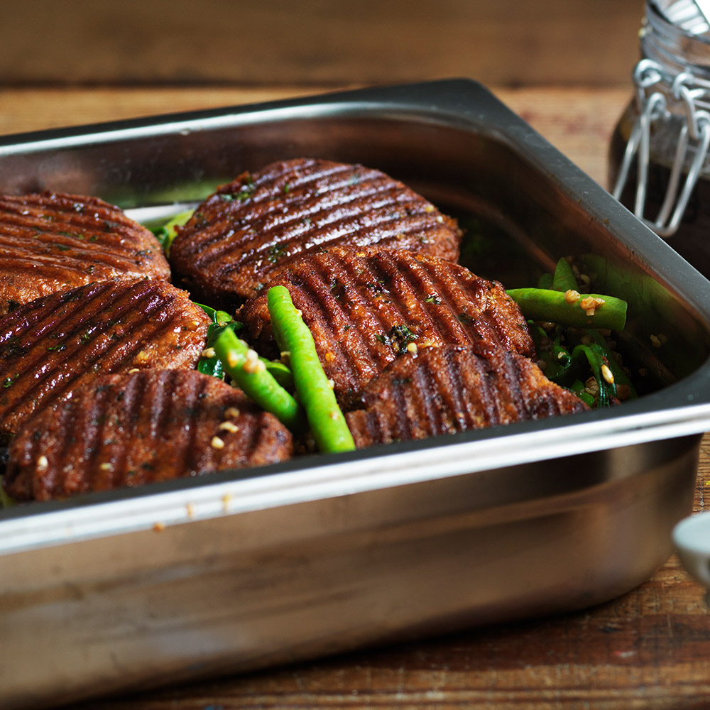 Bleck med biffar gjorda på Anamma Formbar Vegofärs Ärta.