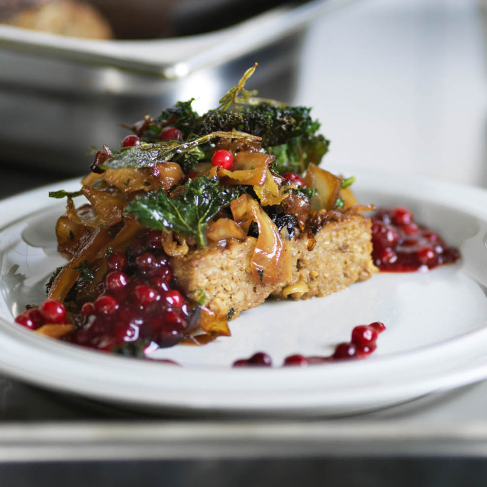 Kålpudding gjord på Formbar Vegofärs från Anamma. Serverad med lingonsylt.