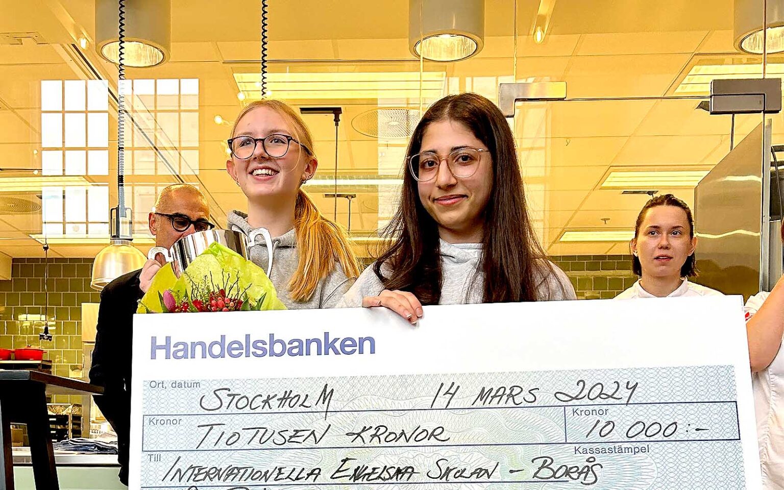Engelska skolan i Borås stod som vinnare av Kockduellen 2024 och tar emot vinnarchecken.