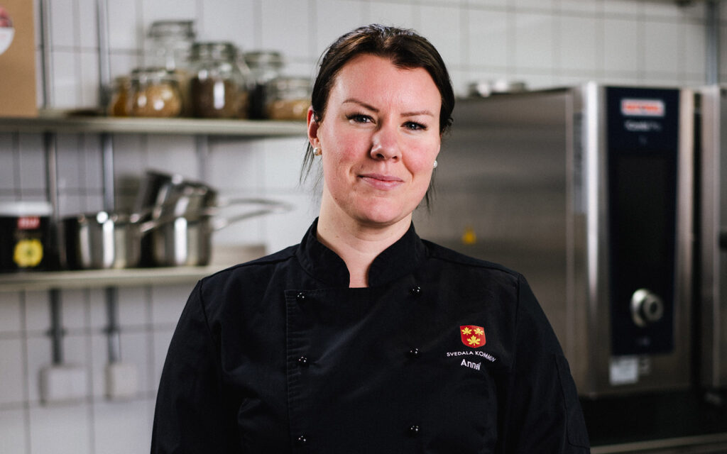 Kocken Anneli Fransén från Svedala i ett kök.