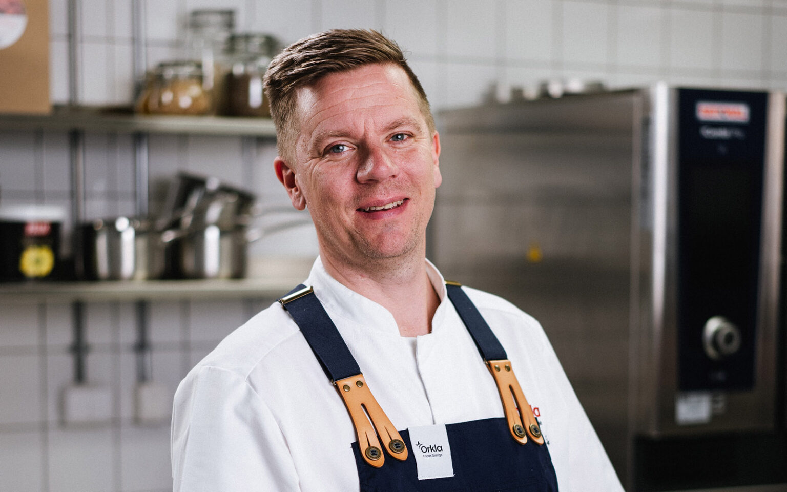Marcus Nilsson Schön i kockkläder.