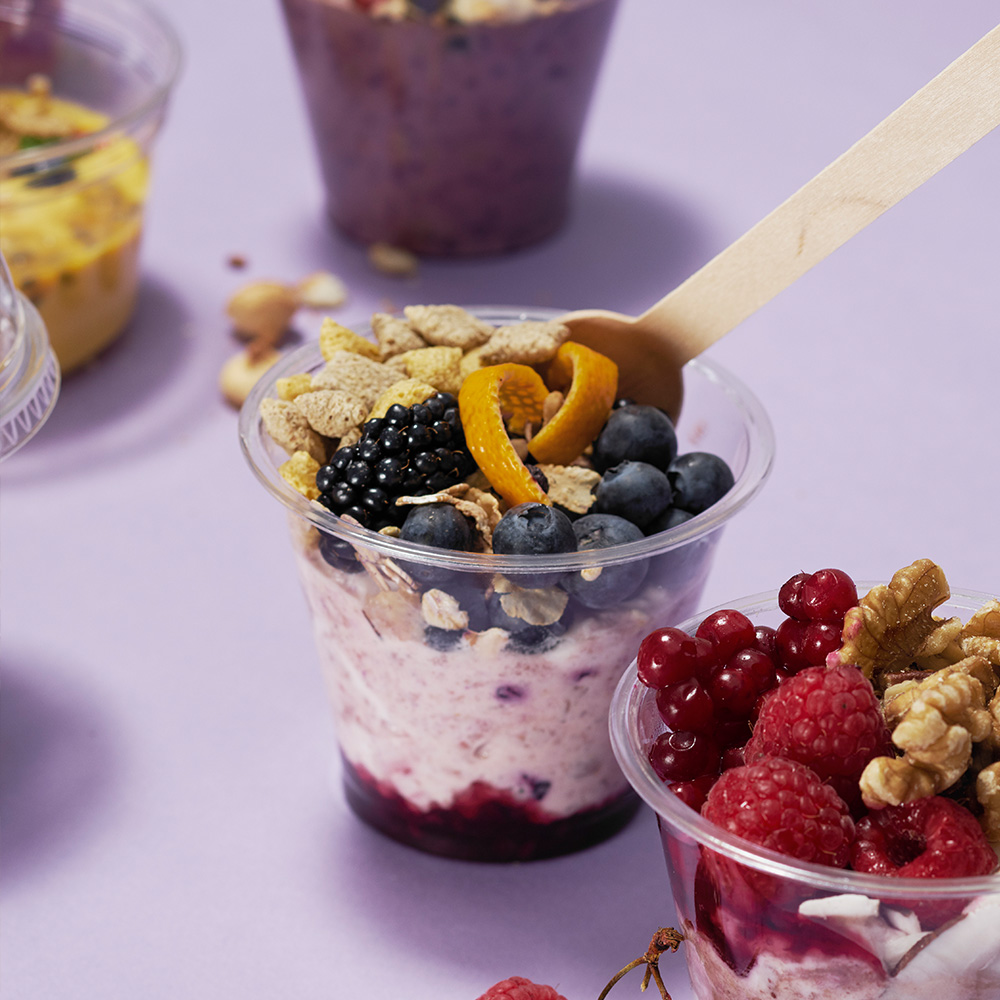 Skål med overnight oats toppad med Havrefras, björnbär och blåbär.
