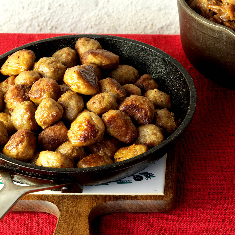 FELIX Köttbullar i stekjärn på en röd duk.