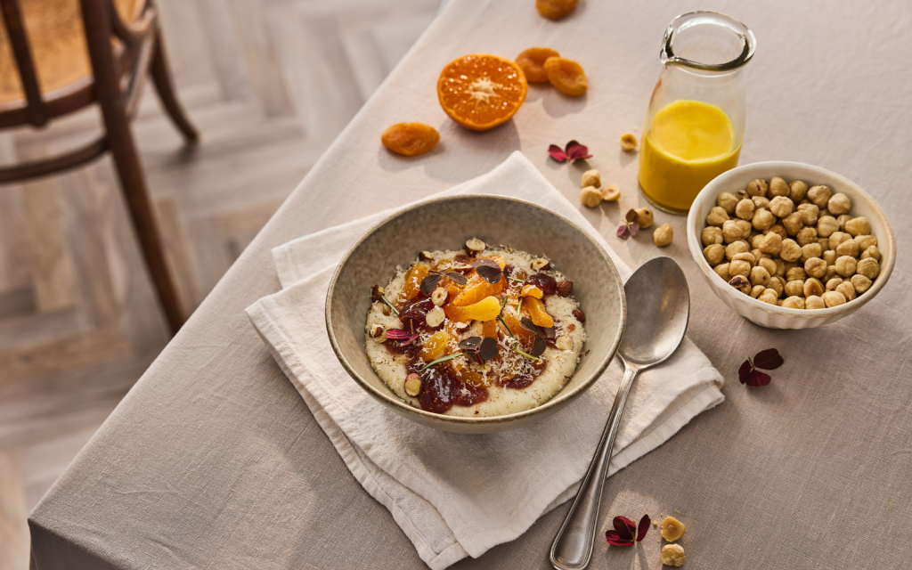 Gröt-den kontinentala-grötfrukost-gröt-på-tallrik-hotellfrukost