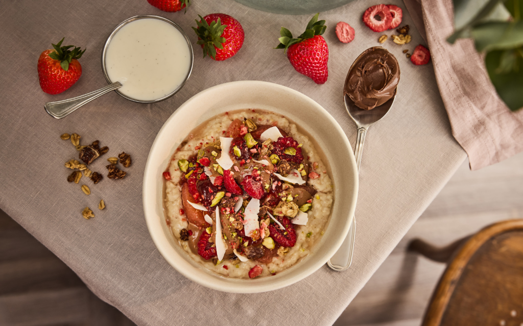 Gröt-den dekadenta-grötfrukost-gröt-på-tallrik-hotellfrukost
