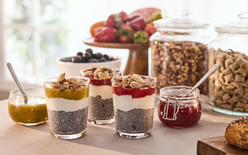 Chiagröt med fruktkompott - hotellfrukost - frukostbuffet