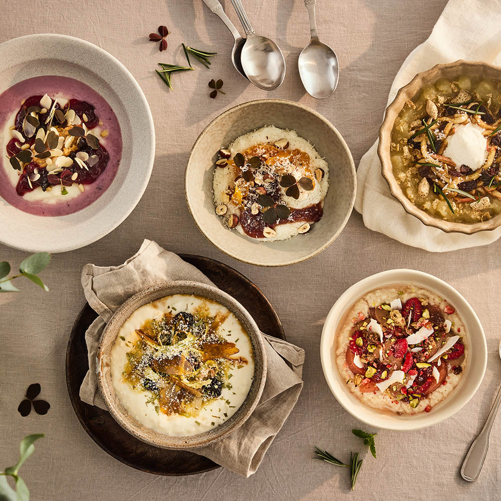 Fem olika tallrikar med frukostgröt i olika varianter.