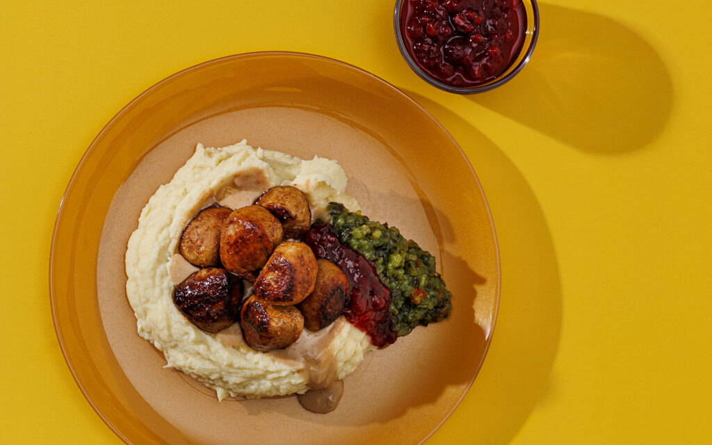 Tallrik med köttbullar, potatismos, lingonsylt och Bostongurka.